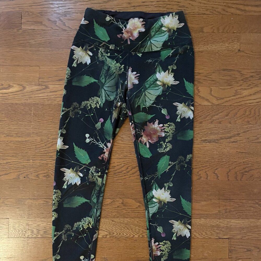 Oiselle reversible bird hug floral and black leggings size 4